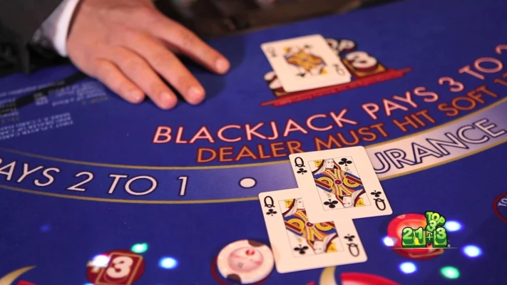 ¿Qué es 21+3 en el blackjack?